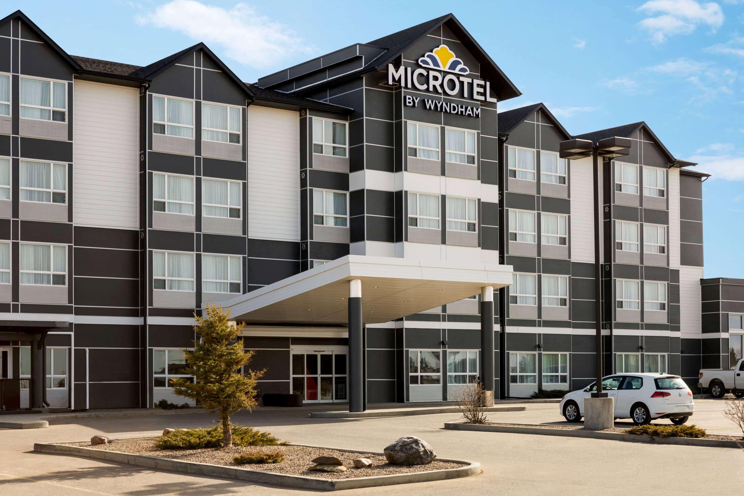 Microtel Inn & Suites By Wyndham Lloydminster Exterior foto